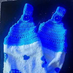 A PAIR OF CROCHET HANDMADE TOWELS